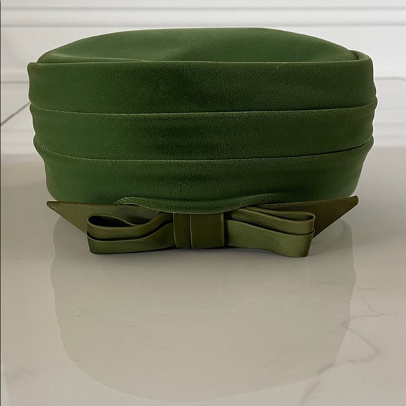 Elegant Vintage Velvet Green Pillbox Hat with Bow Detail - Picture 2 of 9